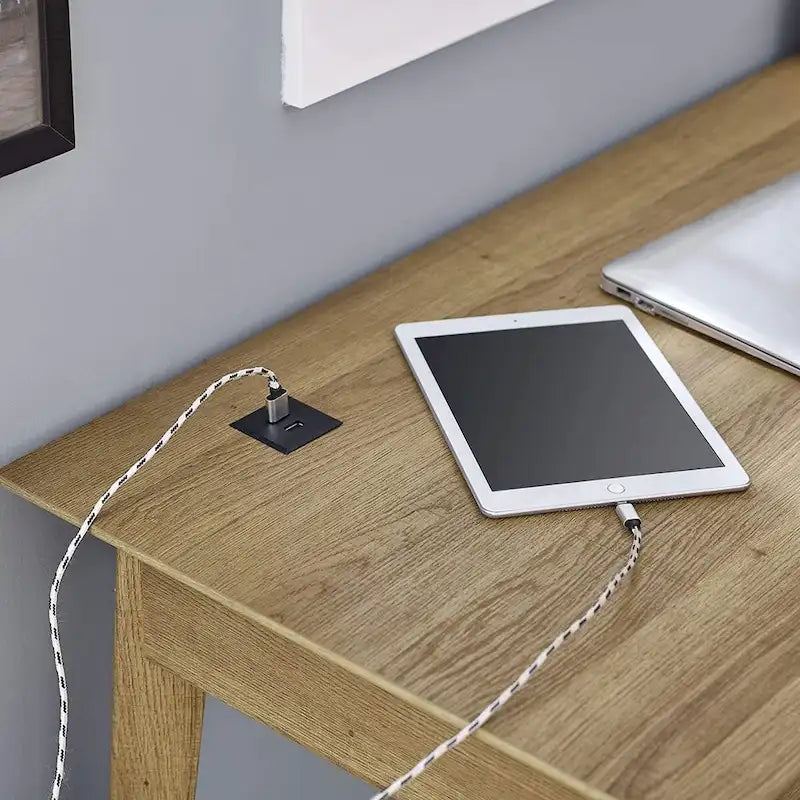 Moderní psací stůl do domácí kanceláře se zásuvkou a USB rozbočovačem