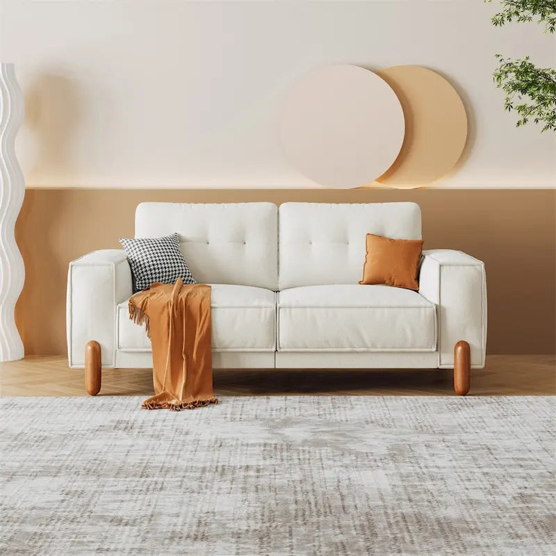 Moderne bank met teddy-stoffen bekleding, houten poten en 2 kussens