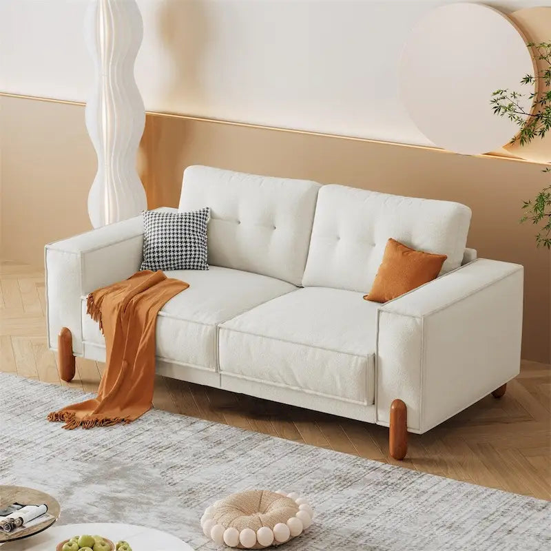 Moderne bank met teddy-stoffen bekleding, houten poten en 2 kussens